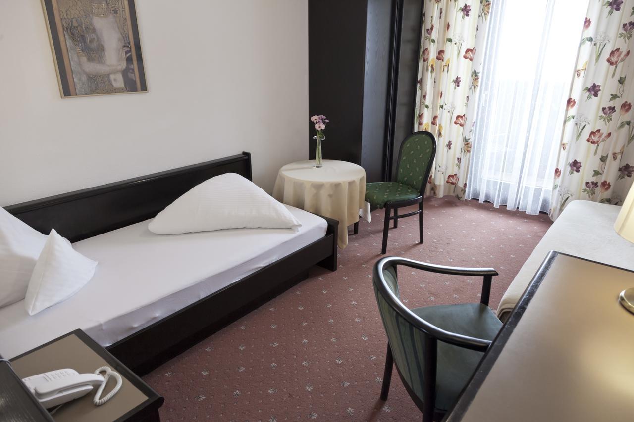 Hotel Neue Burg ナウダース エクステリア 写真